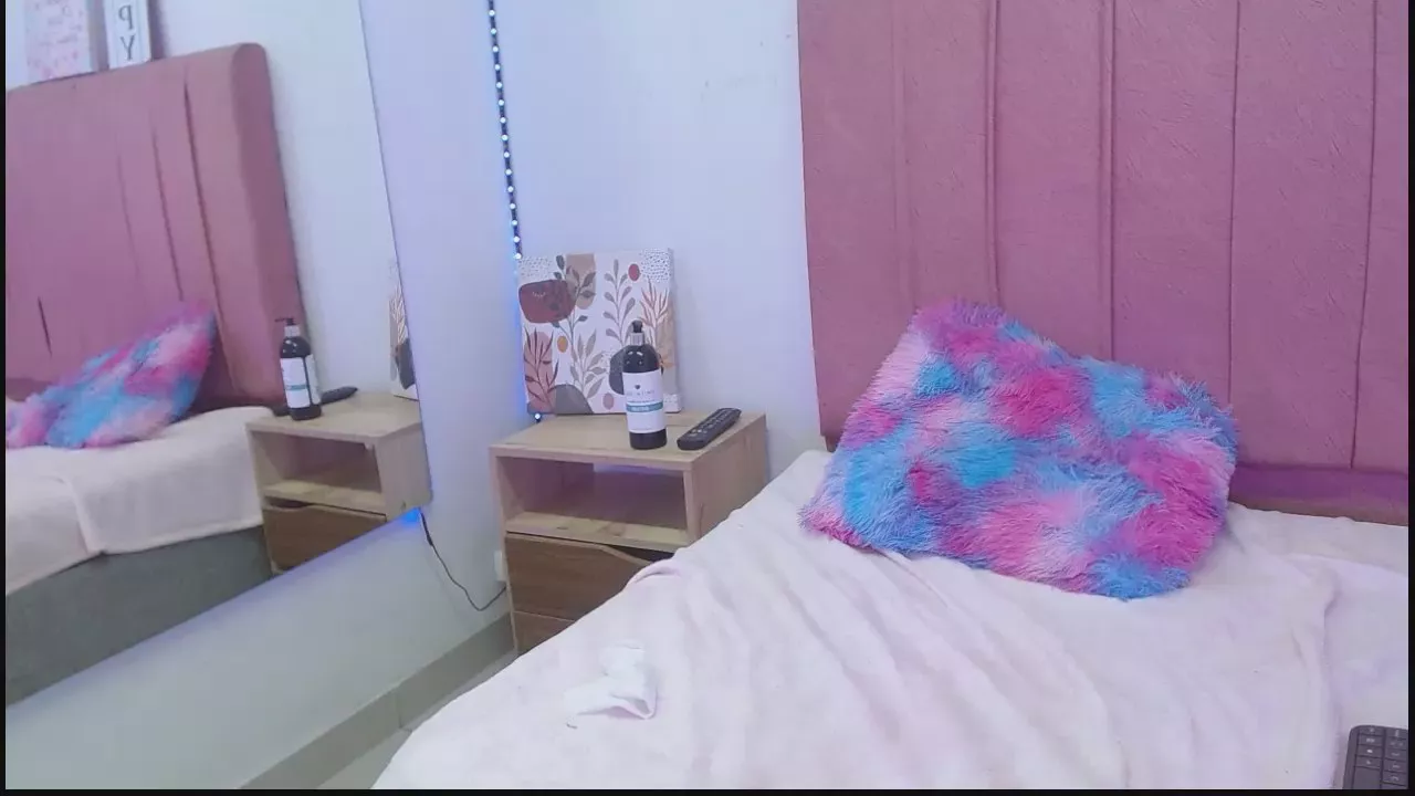 Offline maddiison303av on Cam4