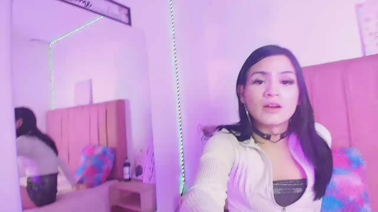 Offline maddiison303av on Cam4