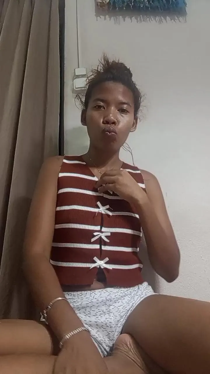 maellah1 —  #squirt #pee #feet #lesbian #blowjob #pussy #ass