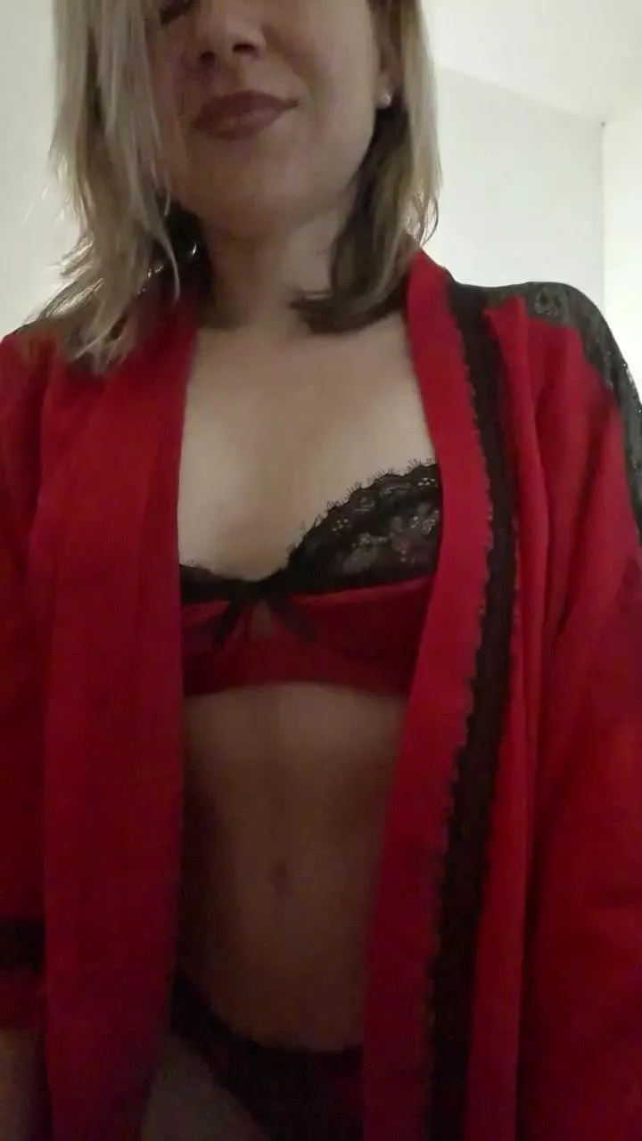 Offline Malika025 on Cam4