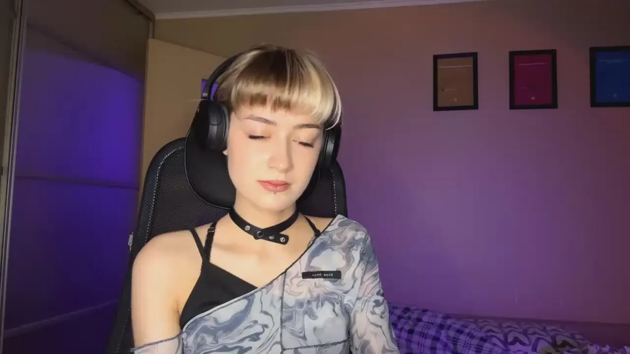 Offline MandaFiore on Cam4