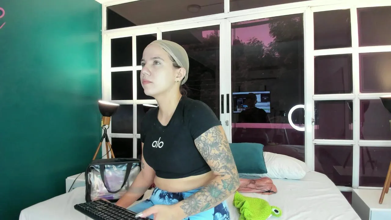 Offline MelanieRoux on Cam4