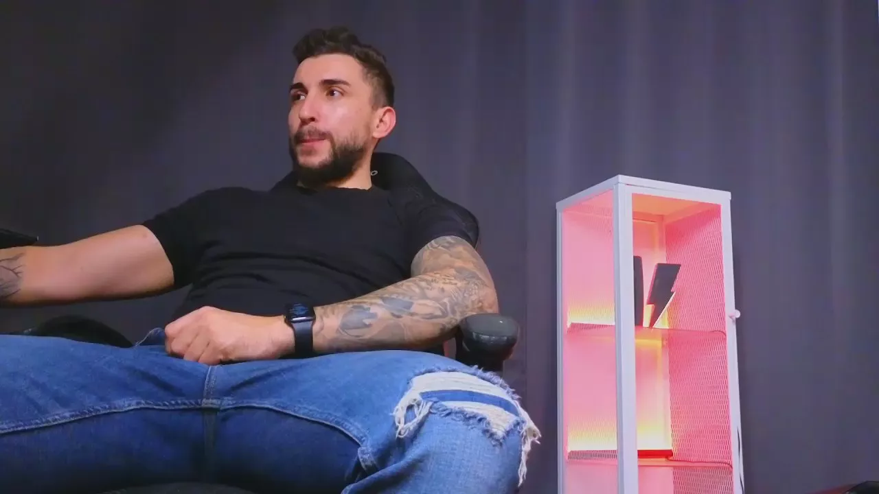 Offline MightyAaronX on Cam4