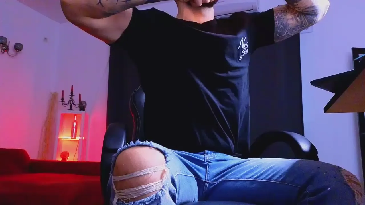 Offline MightyAaronX on Cam4