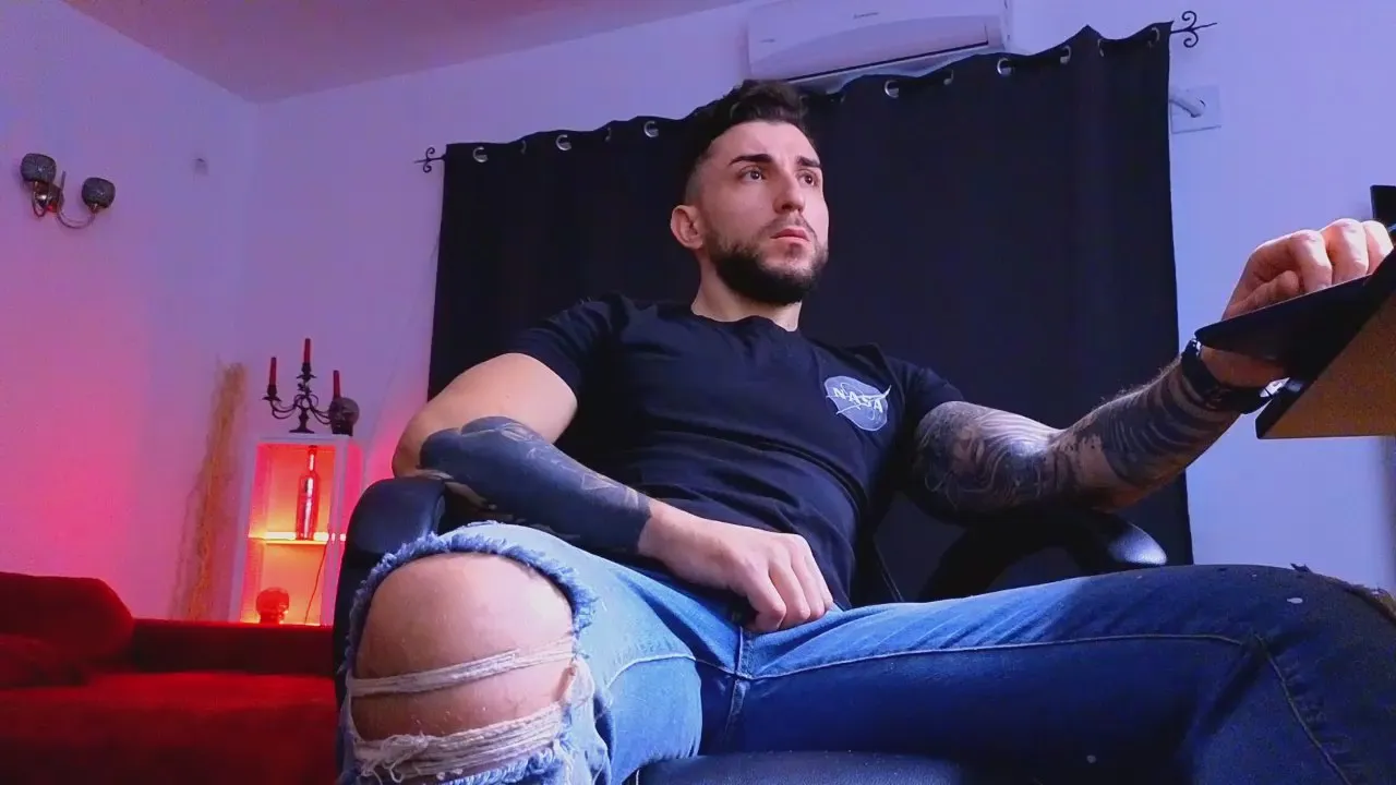 Offline MightyAaronX on Cam4