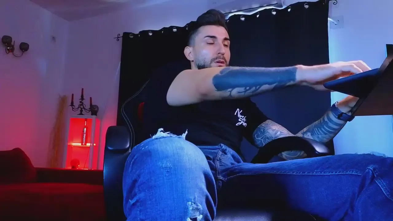 Offline MightyAaronX on Cam4