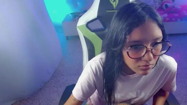 Offline mishel_hott on Cam4