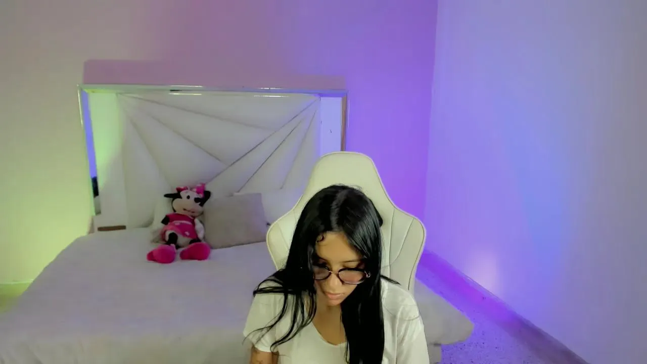 Offline mishel_hott on Cam4