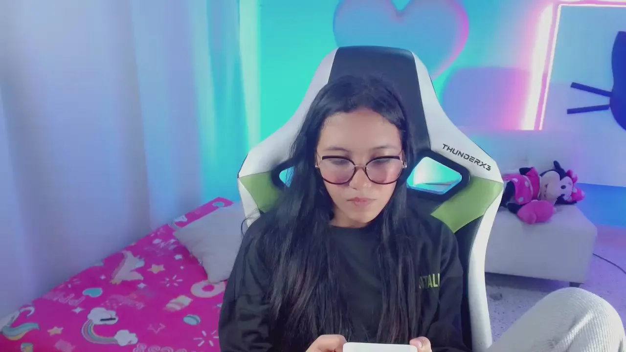 Offline mishel_hott on Cam4