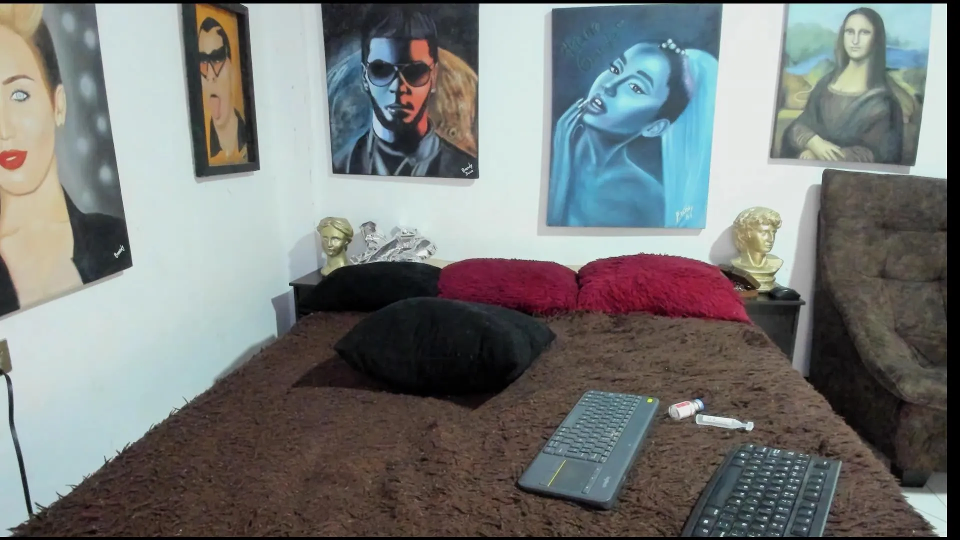 Offline model223 on Cam4