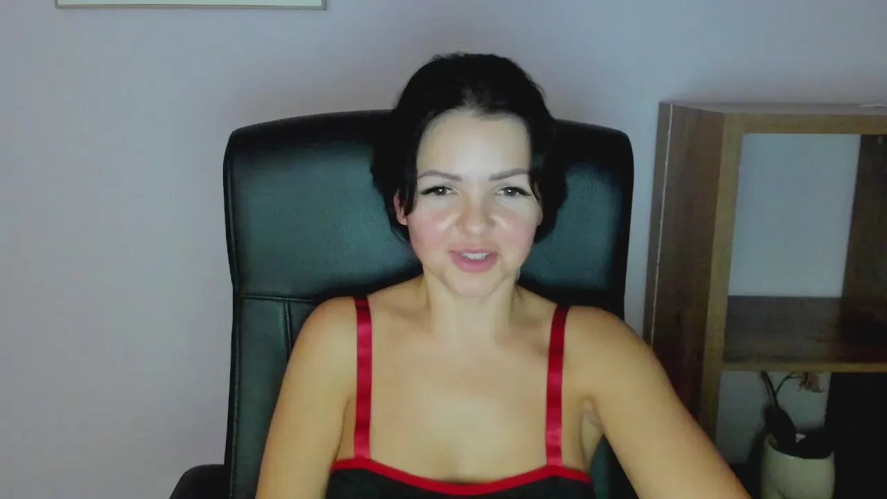 Offline MollyCharm on Cam4