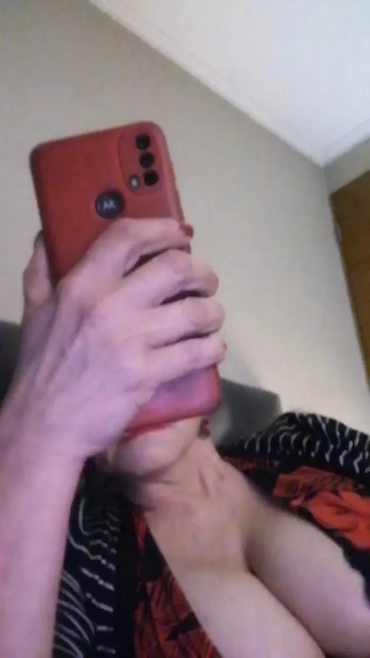 Offline Monttychilena on Cam4