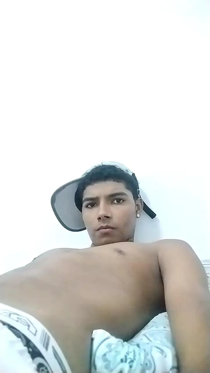 Offline Morenogiga on Cam4