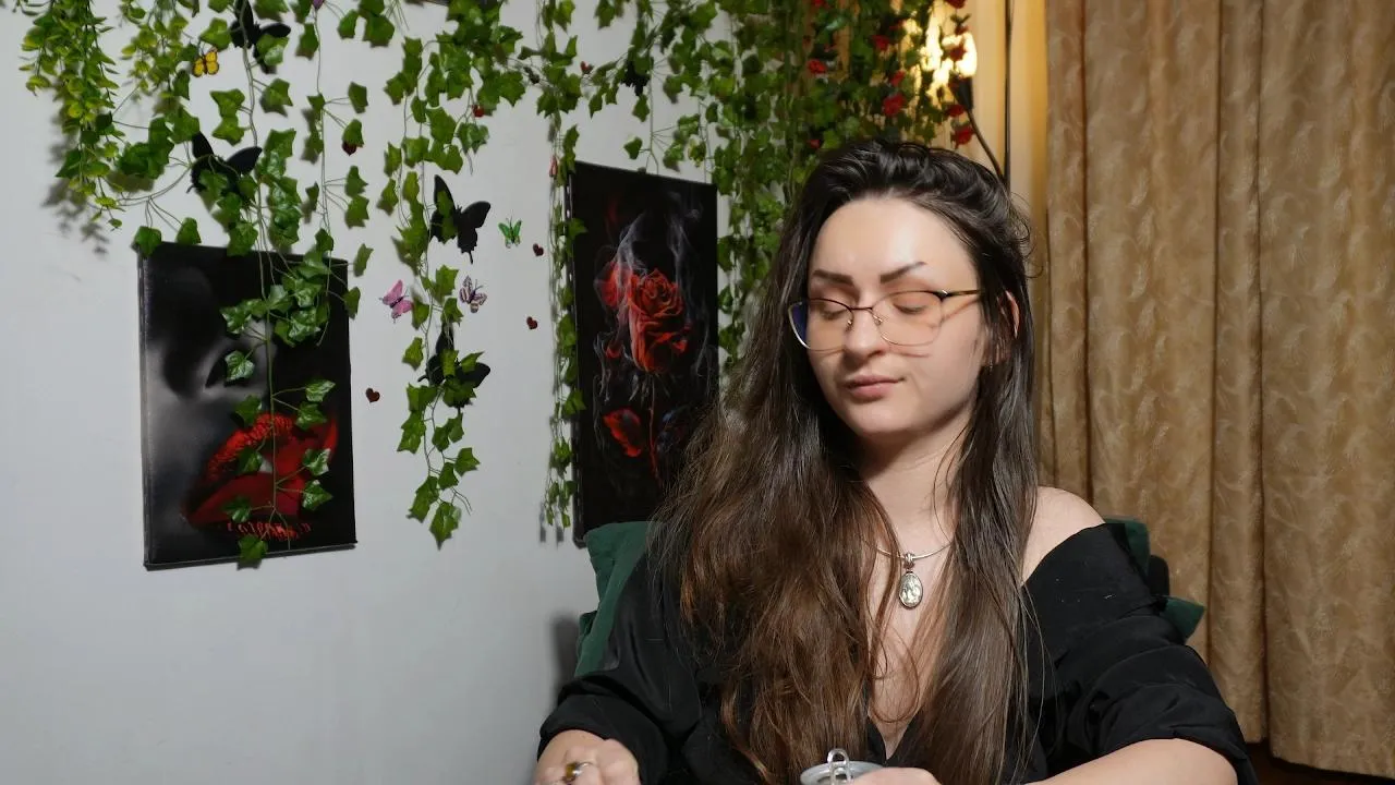 Offline NaughtYHomemadE on Cam4