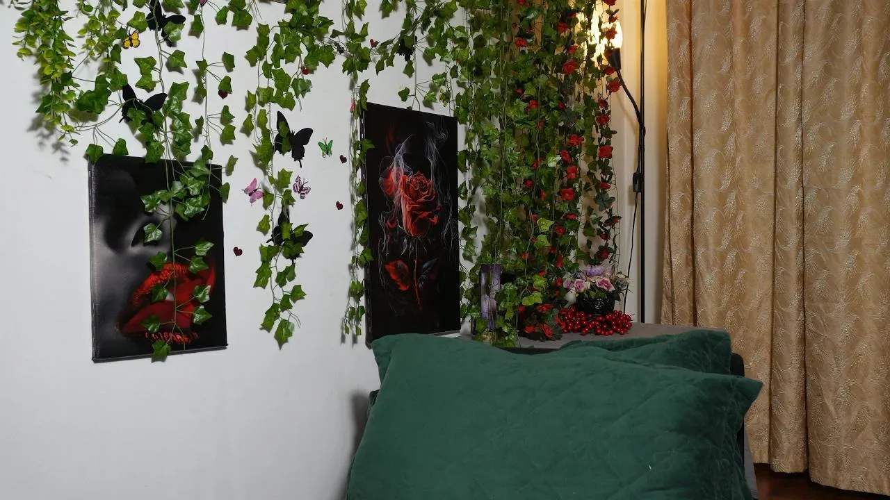 Offline NaughtYHomemadE on Cam4