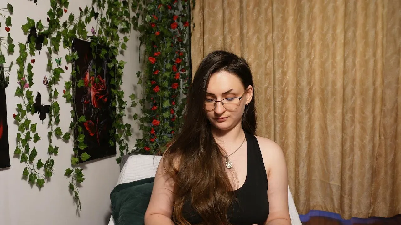 Offline NaughtYHomemadE on Cam4