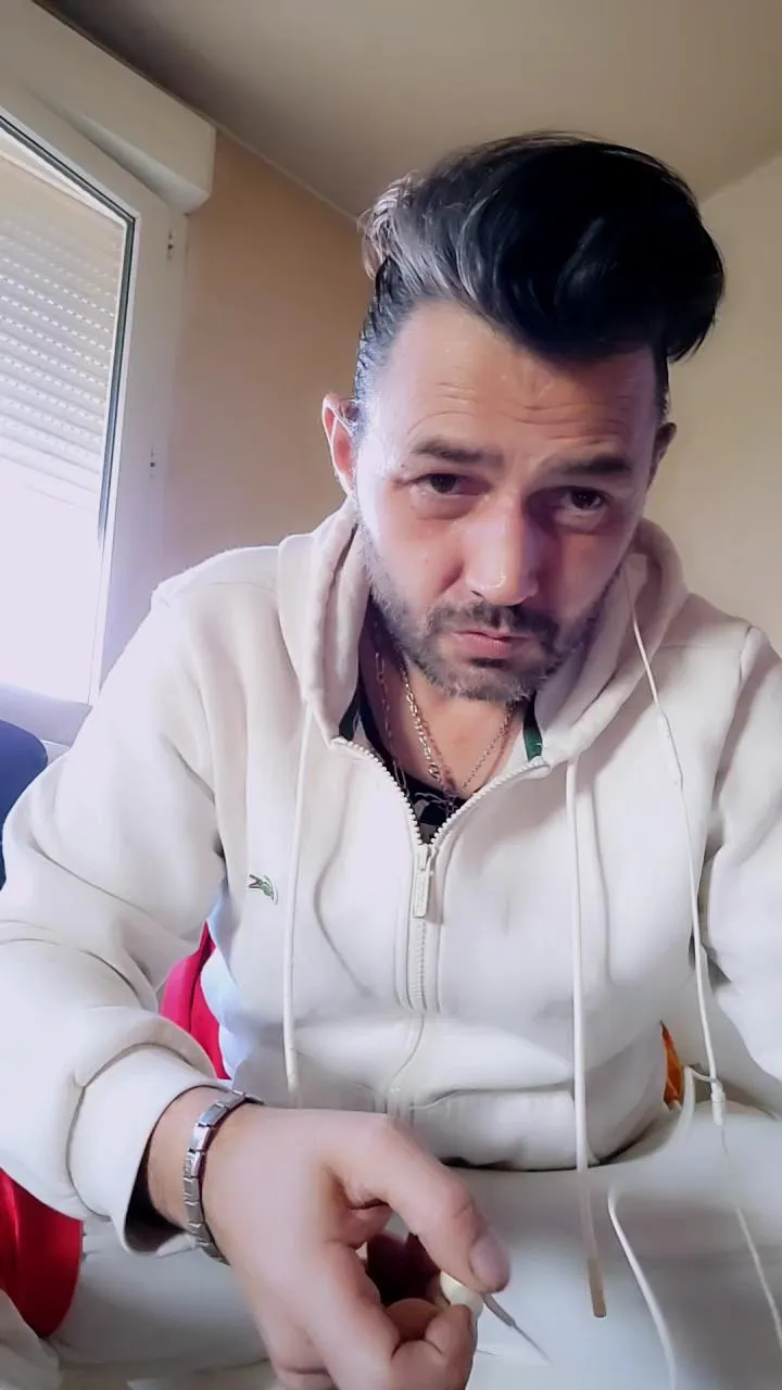 Offline nicolas1904 on Cam4