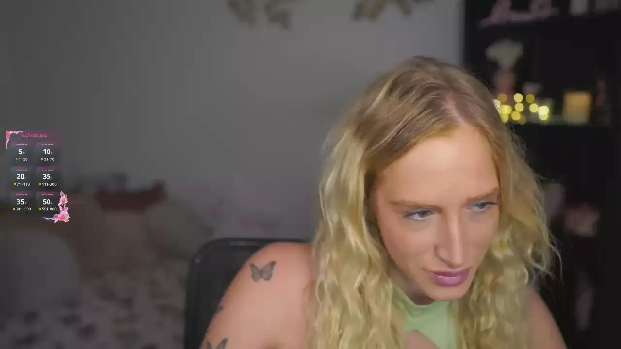 Offline Nicolette__Shea on Cam4