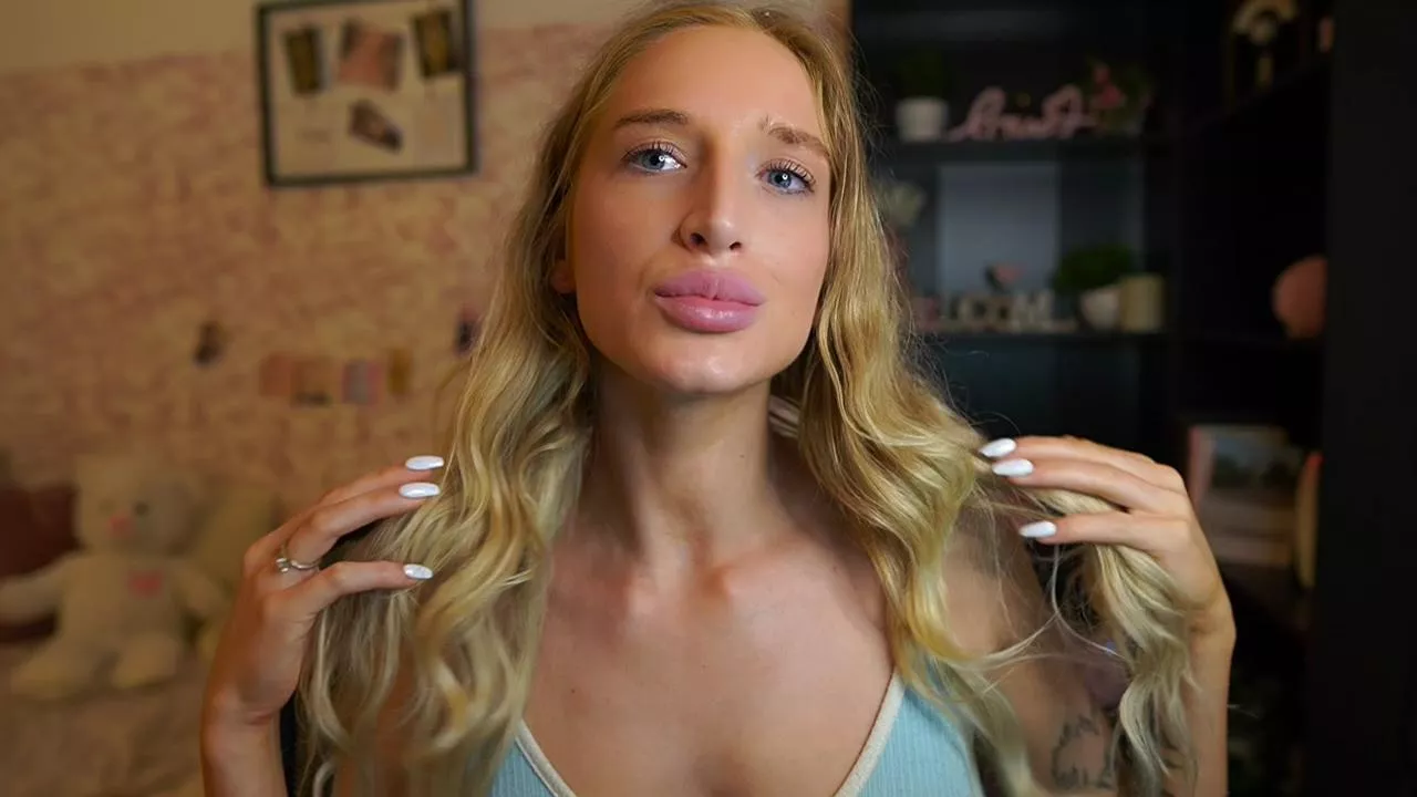 Offline Nicolette__Shea on Cam4