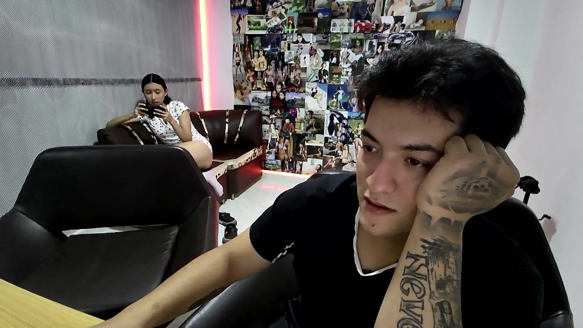 Offline RoseandViktor23 on Cam4