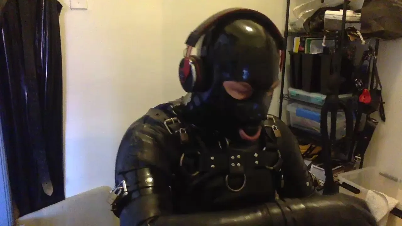 Offline Rubber_faggot on Cam4
