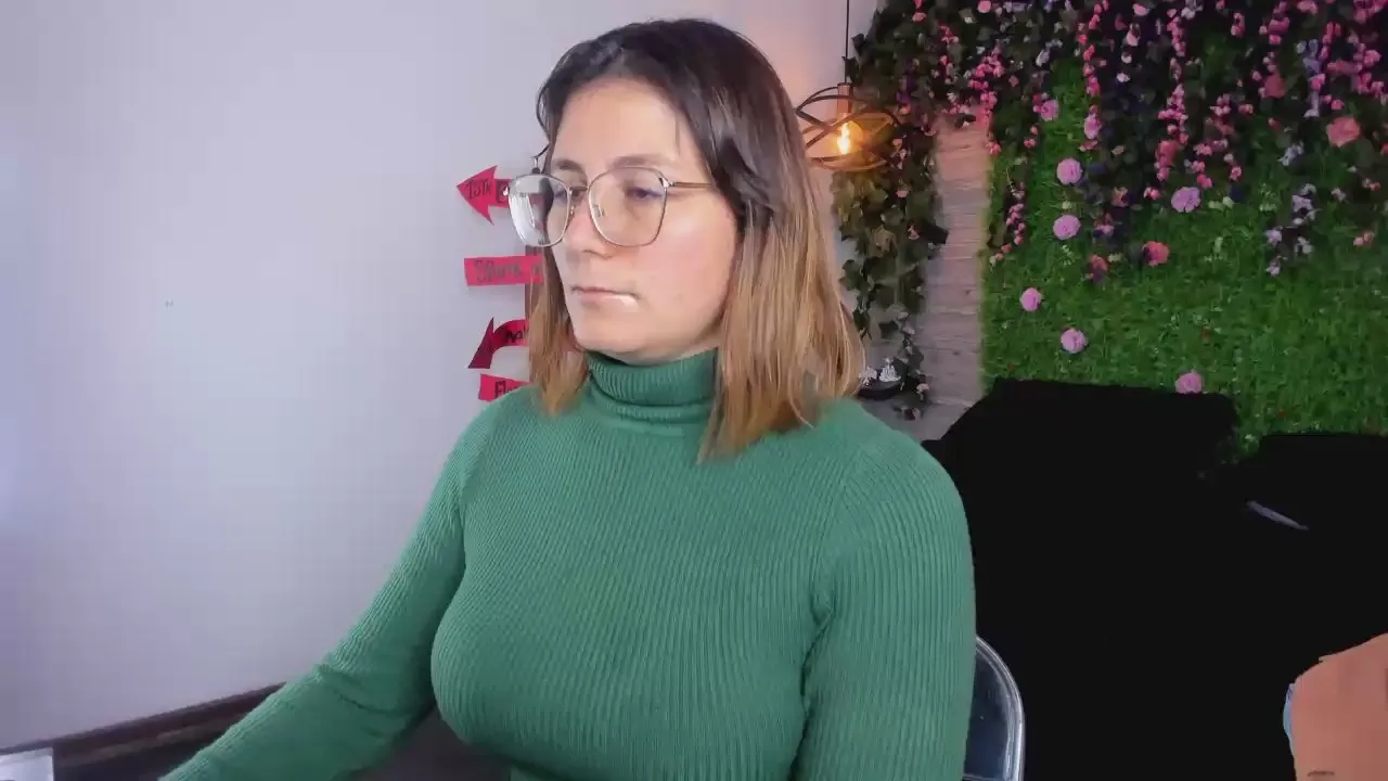 Offline SarahDeyvis on Cam4