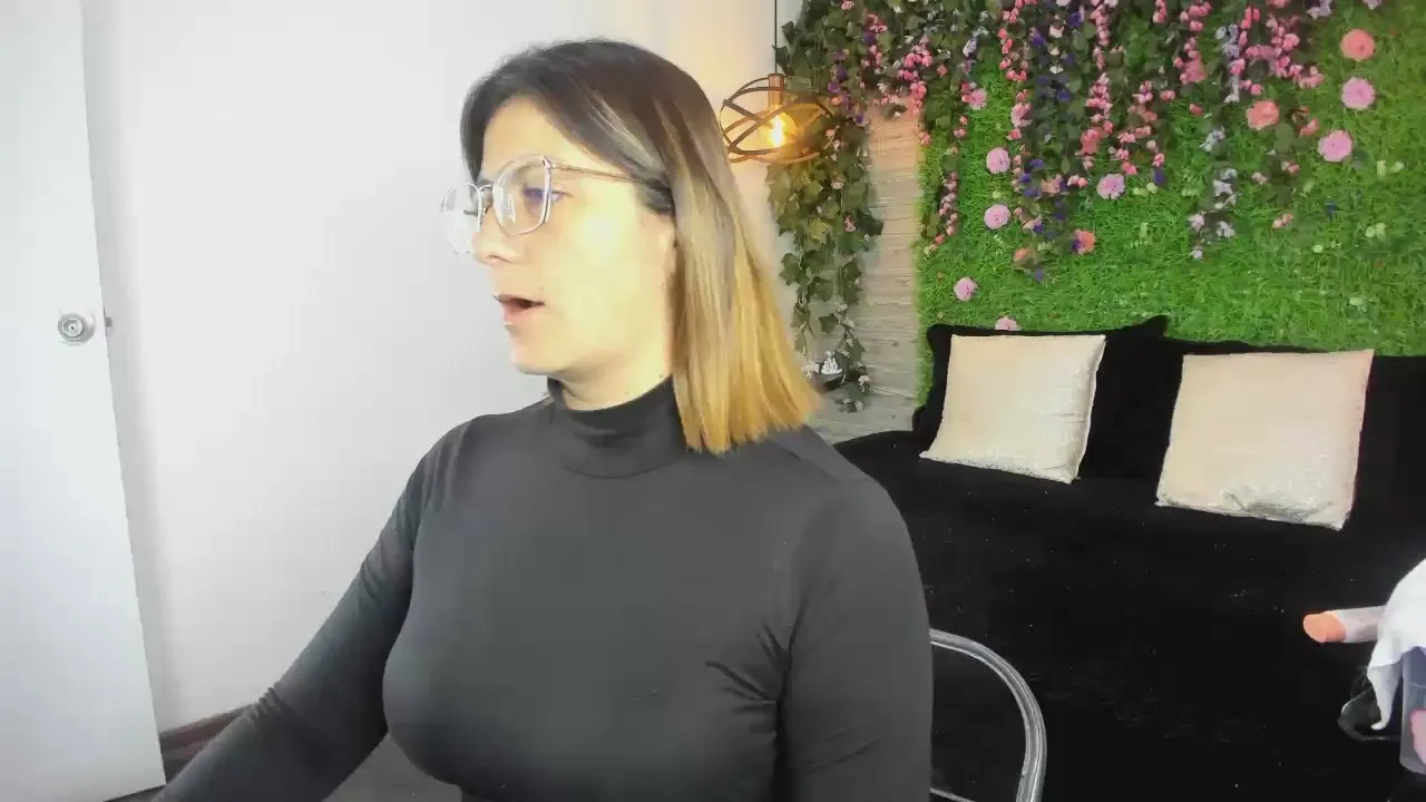 Offline SarahDeyvis on Cam4