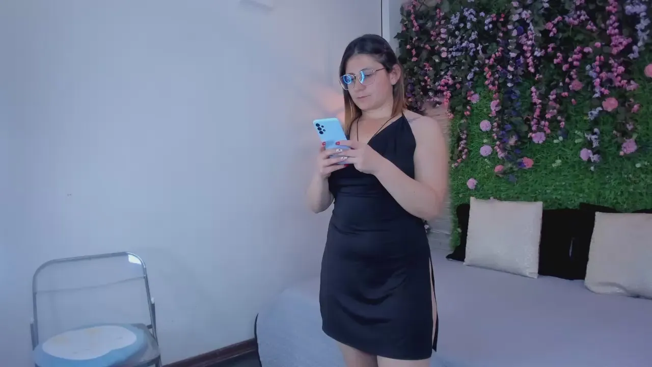 Offline SarahDeyvis on Cam4