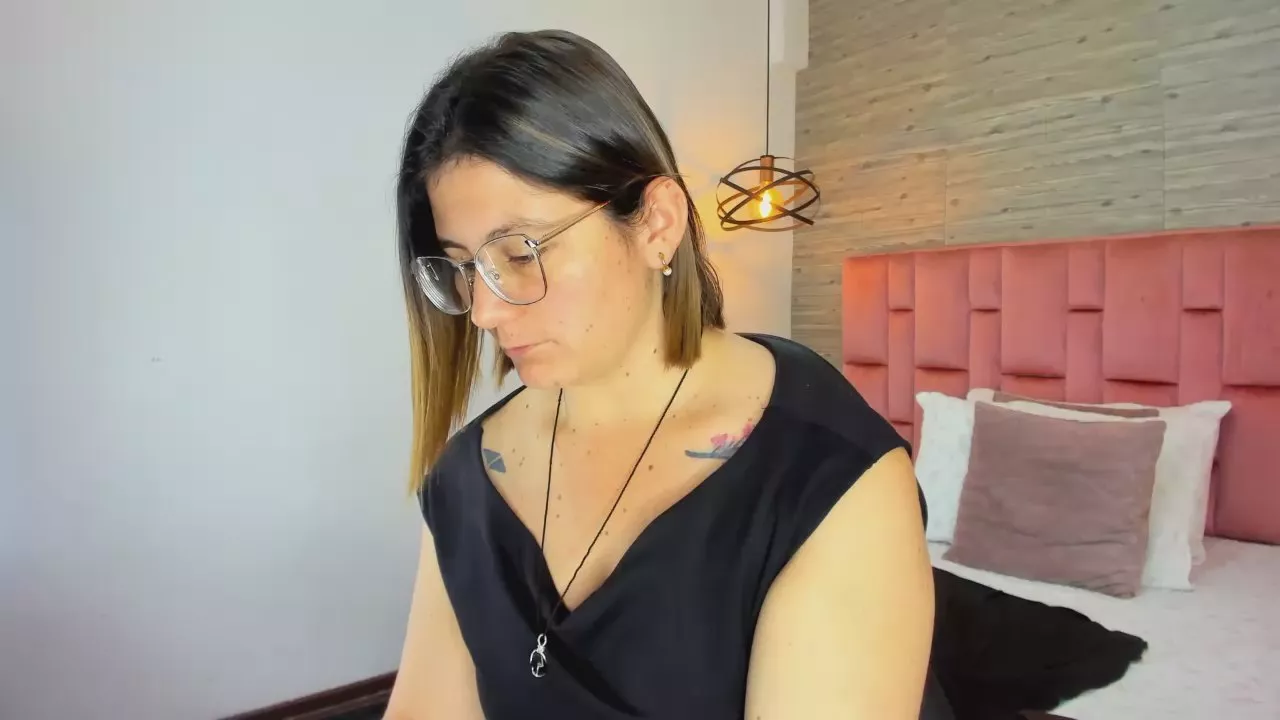 Offline SarahDeyvis on Cam4