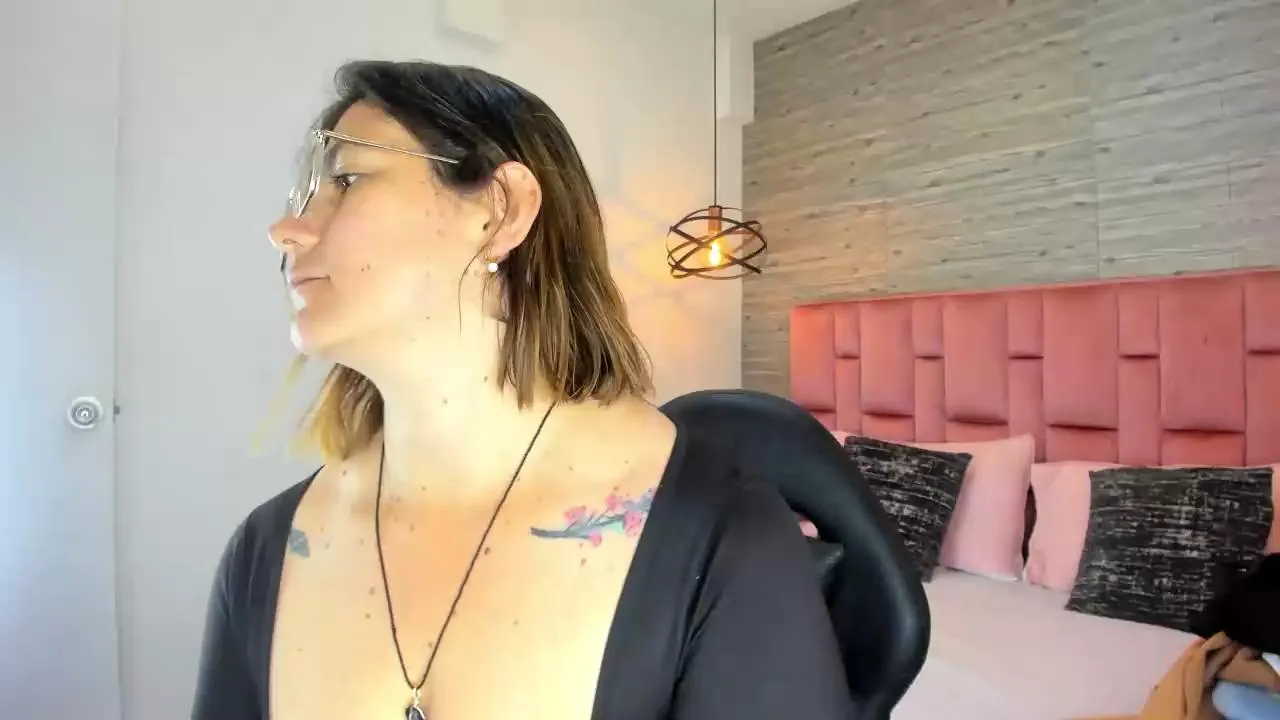 Offline SarahDeyvis on Cam4