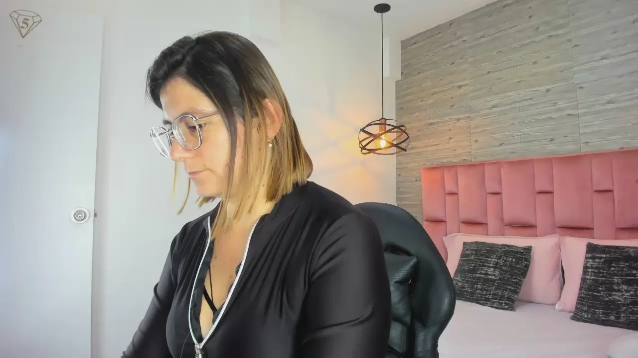 Offline SarahDeyvis on Cam4