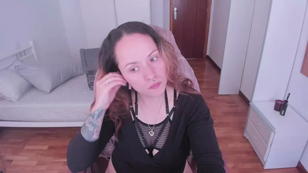 Offline scarletsam on Cam4