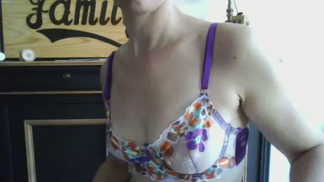 Offline Secretairenue on Cam4