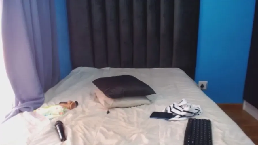 Offline SexyPetiteMia on Cam4