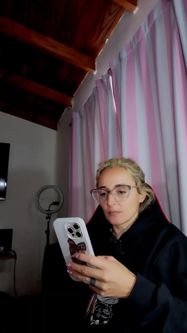 Offline Shirlita2 on Cam4