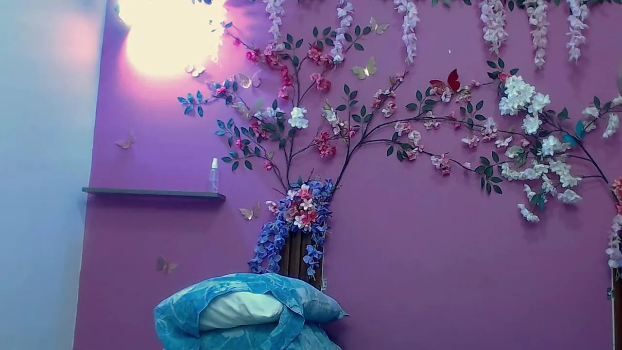 Offline skinnybarbie022 on Cam4