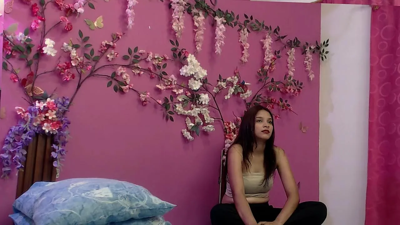 Offline skinnybarbie022 on Cam4