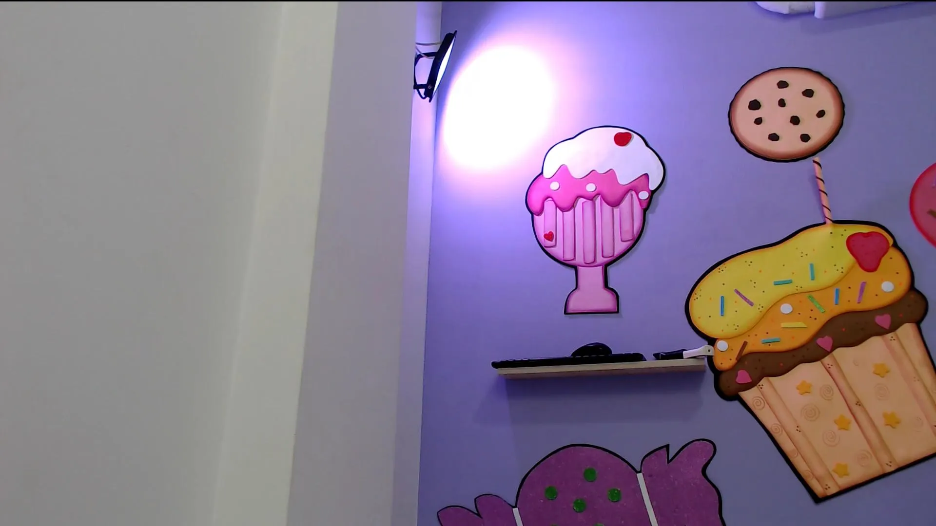 Offline skinnykalitzo18 on Cam4