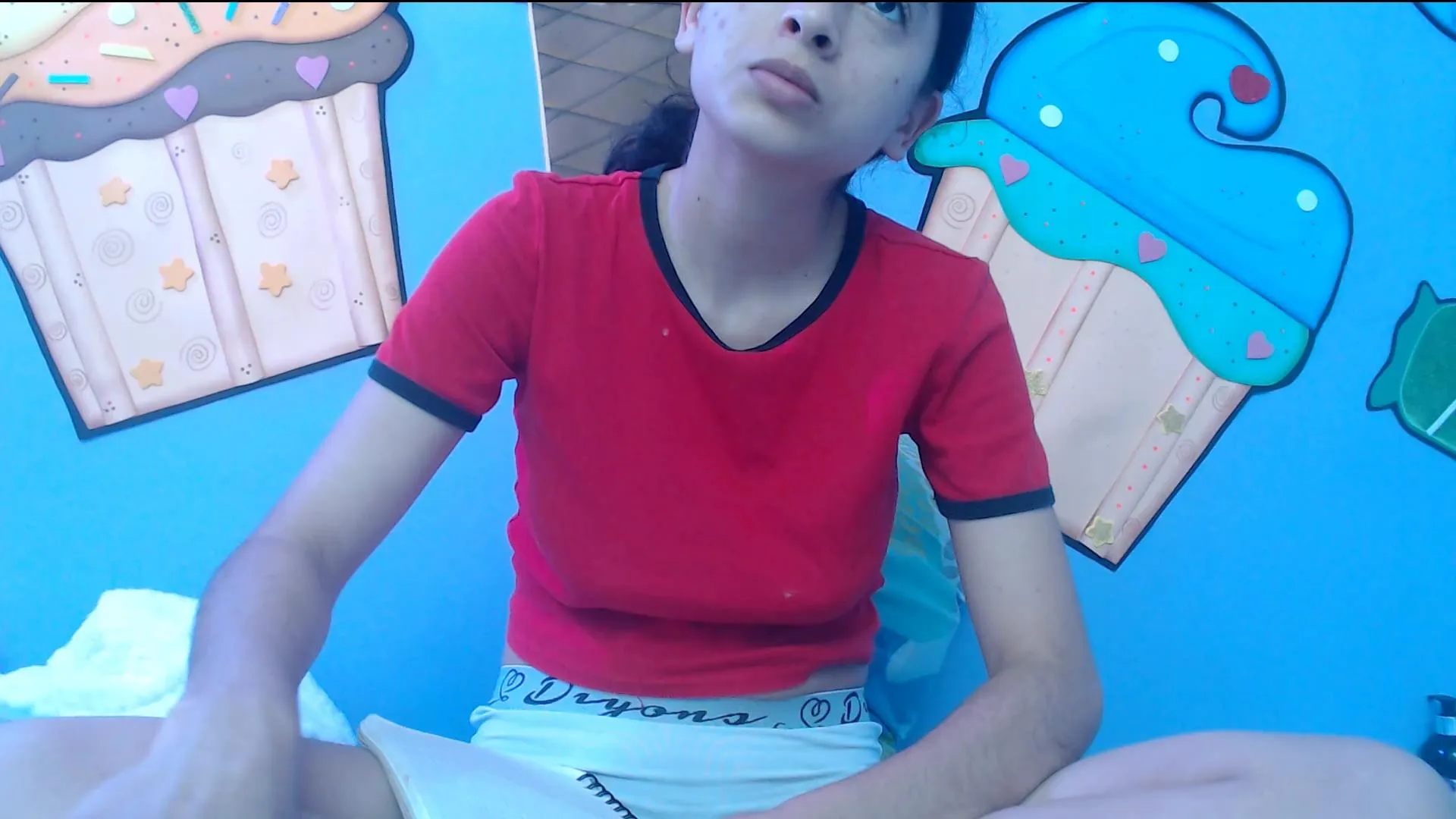 Offline skinnykalitzo18 on Cam4