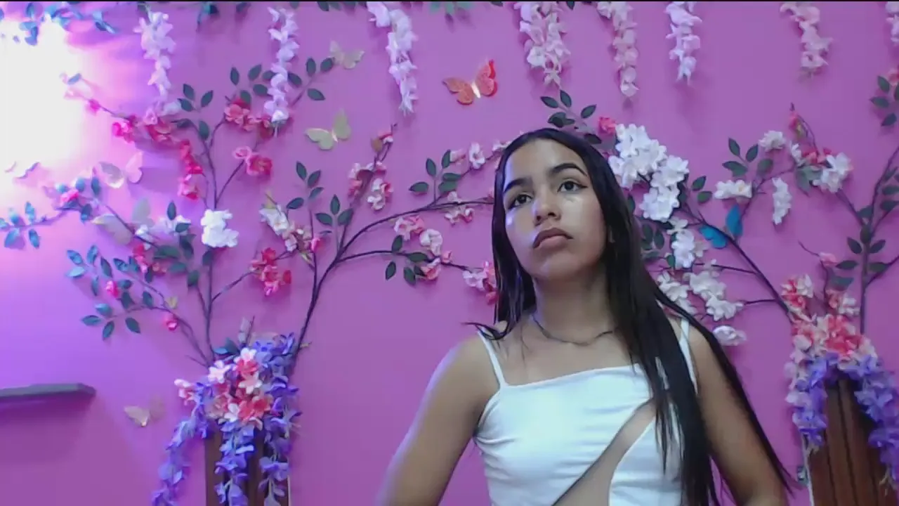 Offline skinnysofia18 on Cam4