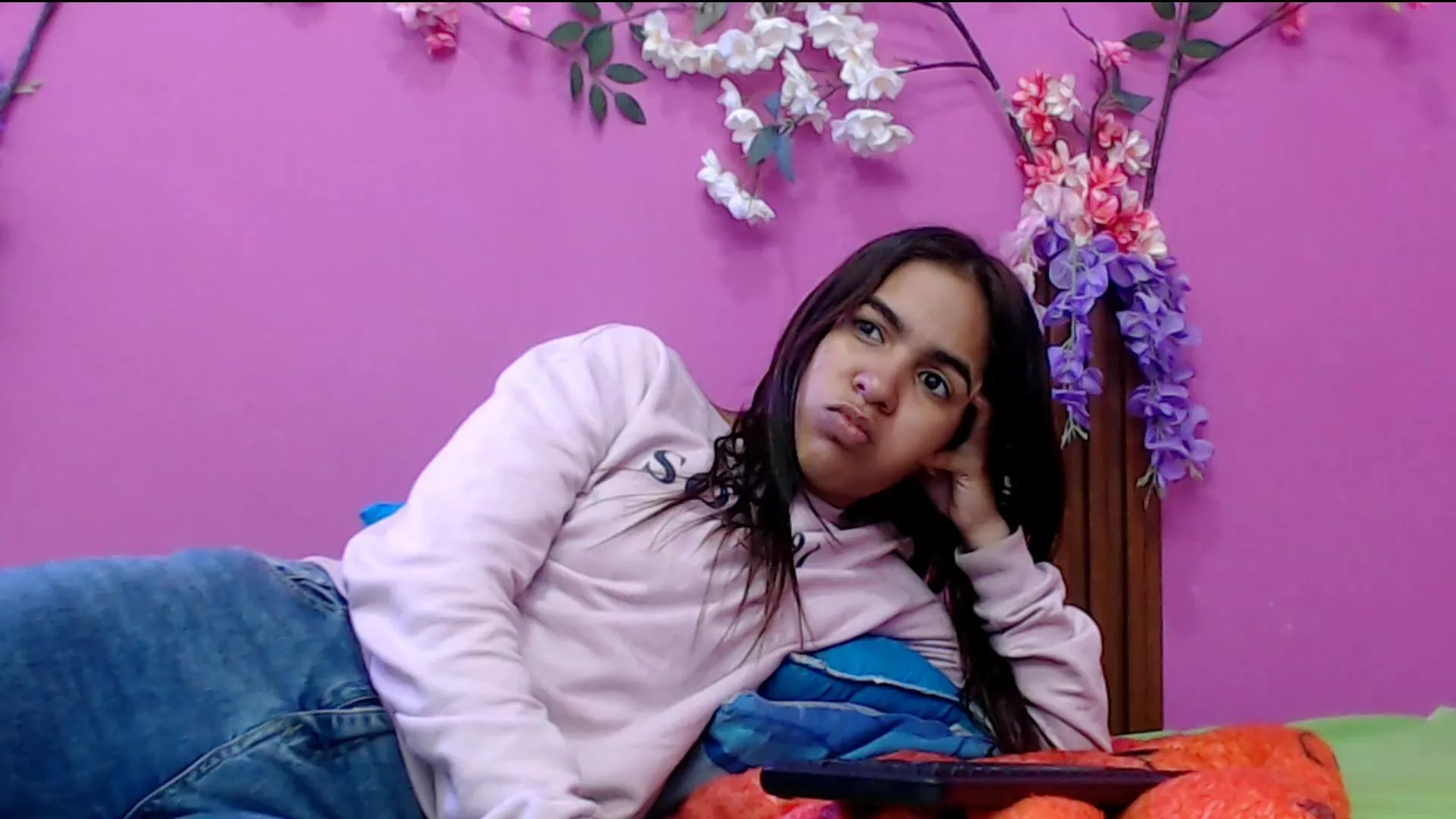 Offline skinnysofia18 on Cam4