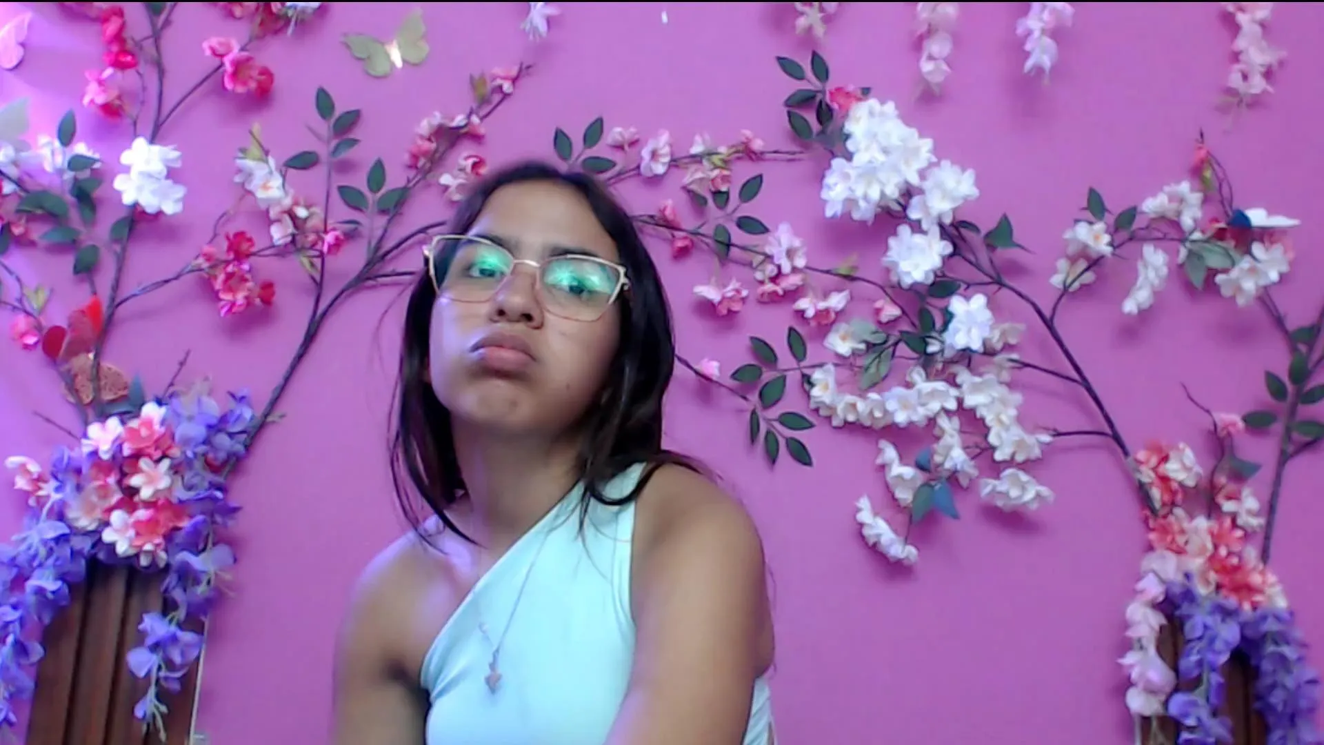 Offline skinnysofia18 on Cam4