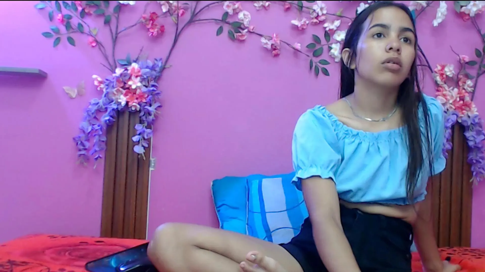 Offline skinnysofia18 on Cam4