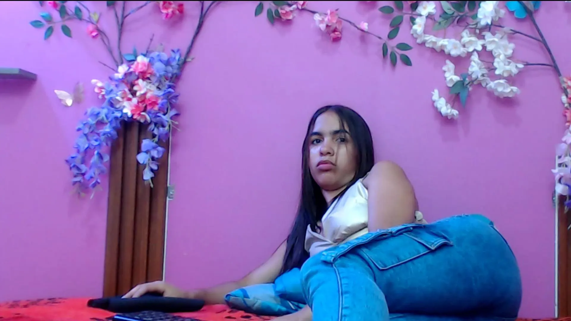 Offline skinnysofia18 on Cam4