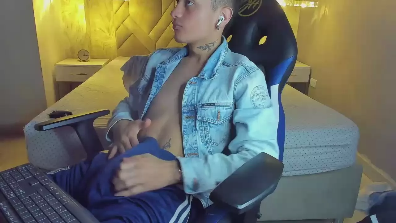 Offline SkinnyZeth on Cam4