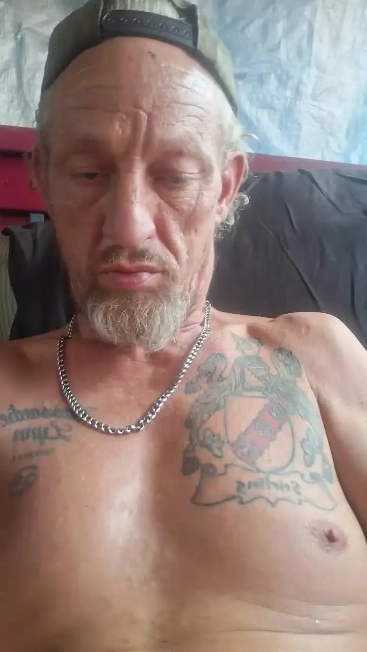 Offline starskihutchee on Cam4