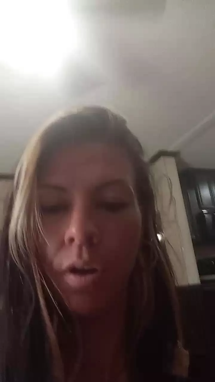 Offline TastyCaroline93 on Cam4