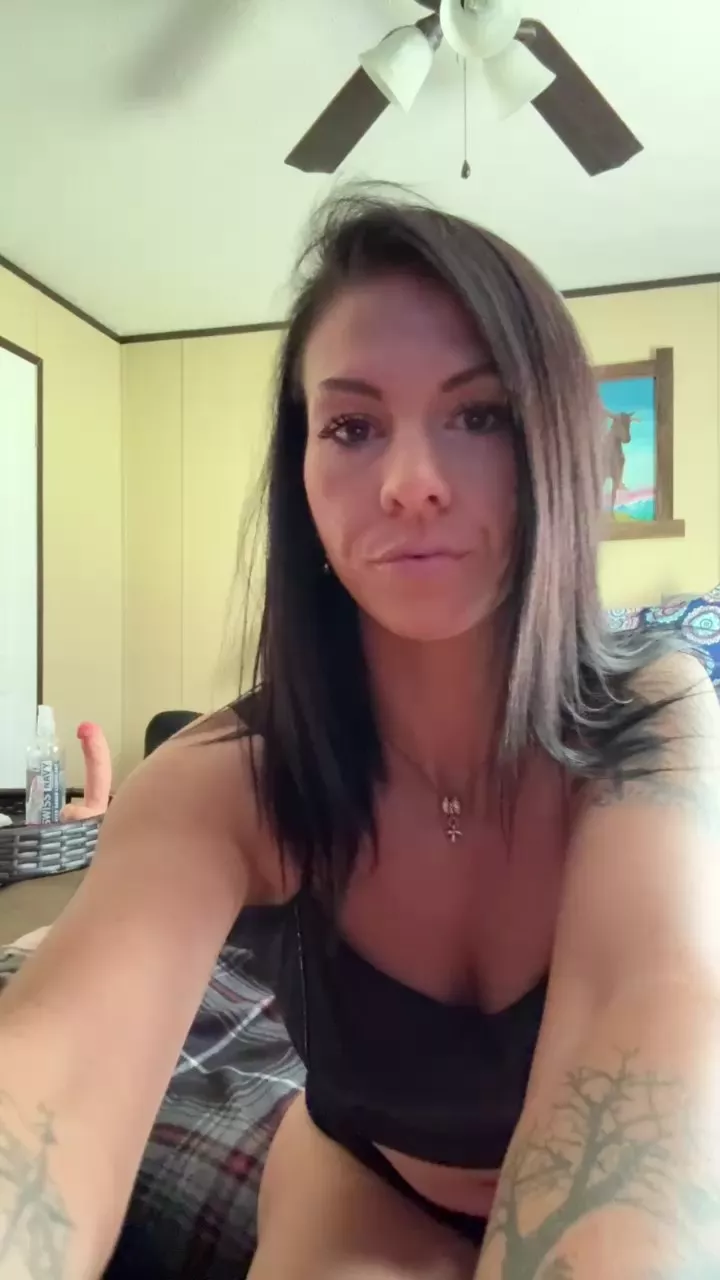 Offline TastyCaroline93 on Cam4