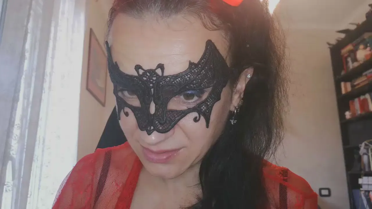 Offline TinyWife on Cam4