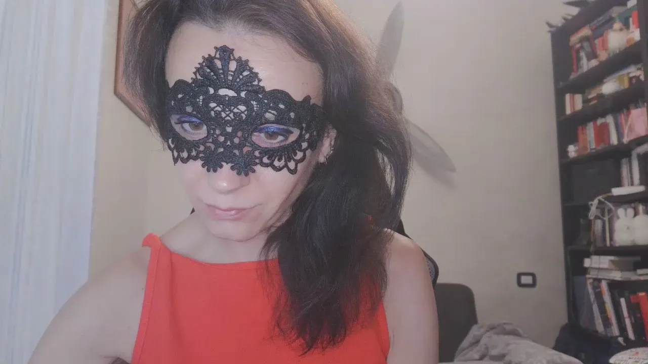 Offline TinyWife on Cam4